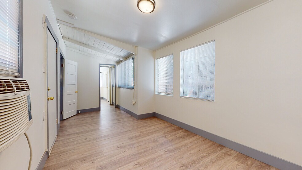 Building Photo - 1127 Bell St