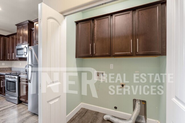 Building Photo - 1040 Matthews Run Way