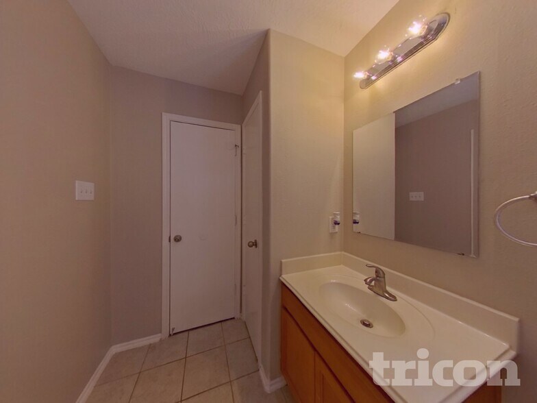 Building Photo - 33107 Cottonwood Bend