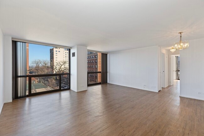 Building Photo - 4343 N Clarendon Ave