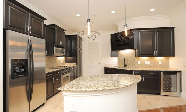 Building Photo - Top-Floor 1-Bedroom Condo in the Heart of Upper Kirby!