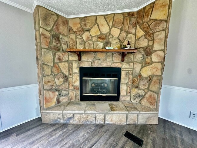 Building Photo - 15 Bonanza Ln