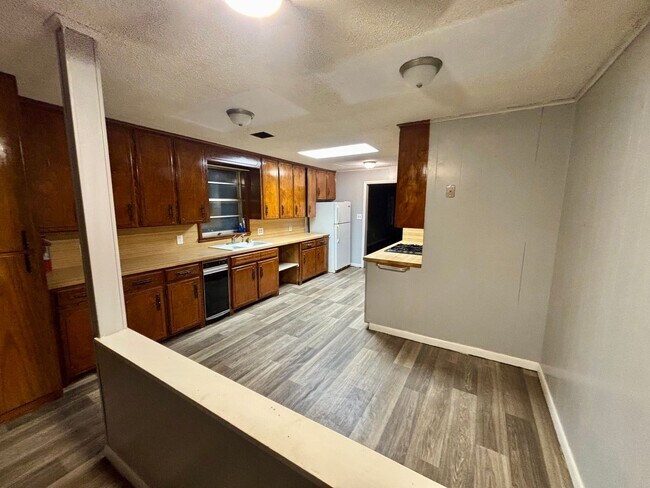 Building Photo - 3 Bedroom and 2 Bathroom Home in Shawnee for rent!