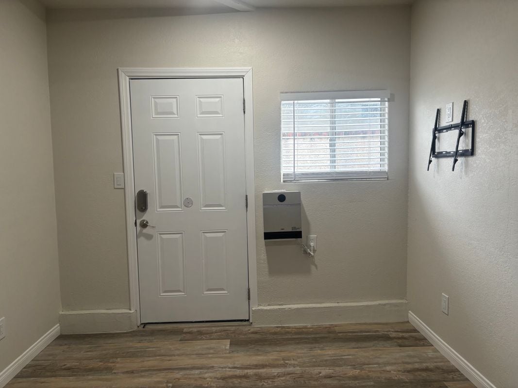 Building Photo - 829 Kostner Dr