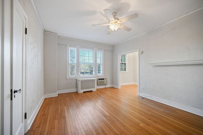 Building Photo - Beautiful, Lighted Filled Studio in Kalorama Heights!