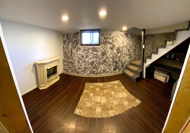Building Photo - 4 Bedroom 1.5 Bath House with Washer and D...