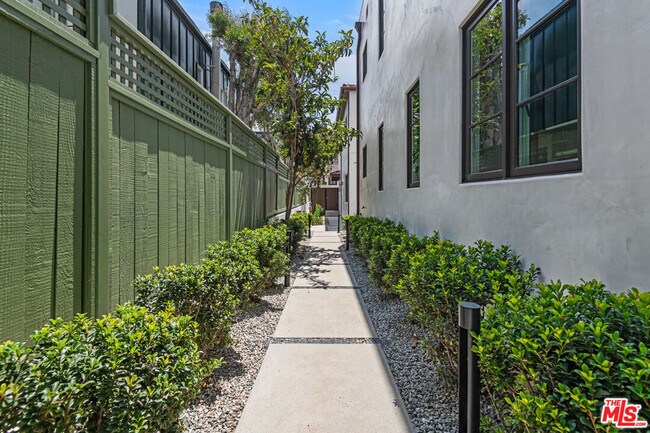 Building Photo - 928 Lincoln Blvd
