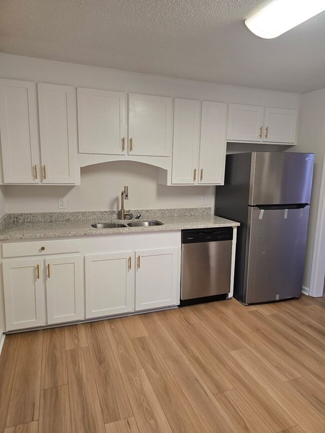 Building Photo - Renovated Home 3 bedroom 1.5 bath with new privacy wooden fence
