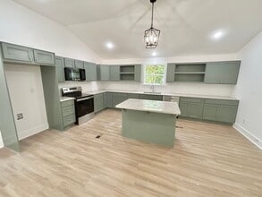 Building Photo - Beautifully Renovated 3 Bedroom 2 1/2 Bath...