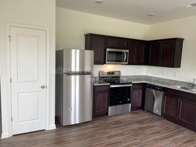 Building Photo - 202 Grand Central Wy