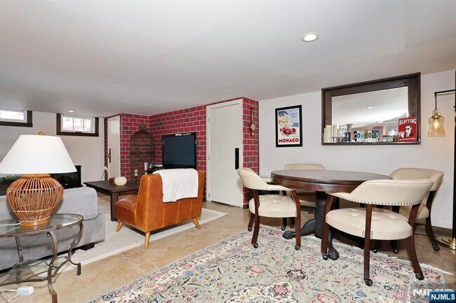 Building Photo - 2 Maysenger Rd