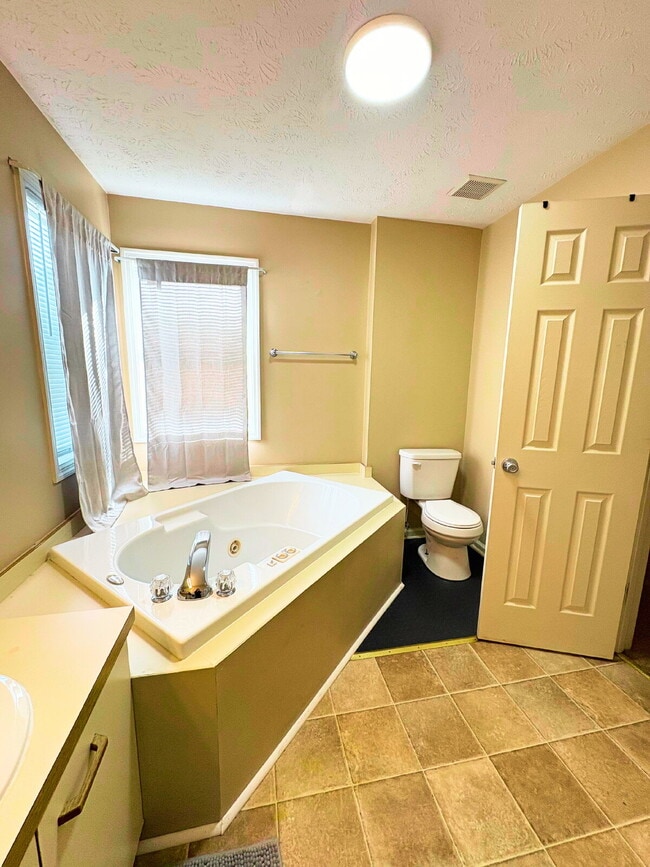 Building Photo - First floor condo with open living layout