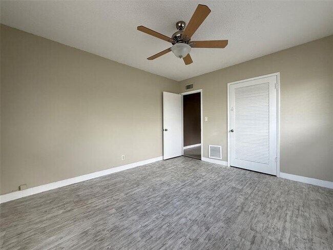 Building Photo - 530 NE 34th Ct