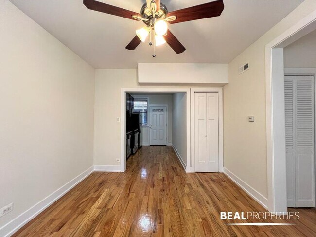 Building Photo - 2 bedroom in CHICAGO IL 60613