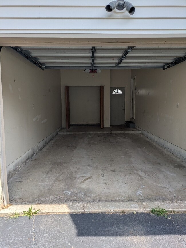Building Photo - 440 Robbe Ave