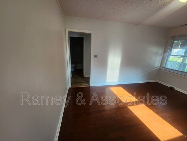 Building Photo - 2112 Ratcliffe Ave