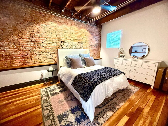 Building Photo - Beautifully Refinished Historic Downtown Apartment!