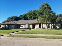 Building Photo - 2033 Westridge Dr