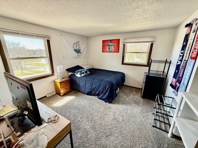 Building Photo - 902 Cedar River Dr NW