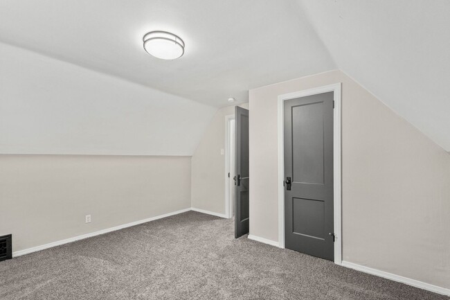 Building Photo - GORGEOUS 3 BEDROOM HOME IN DRAVOSBURG WITH...