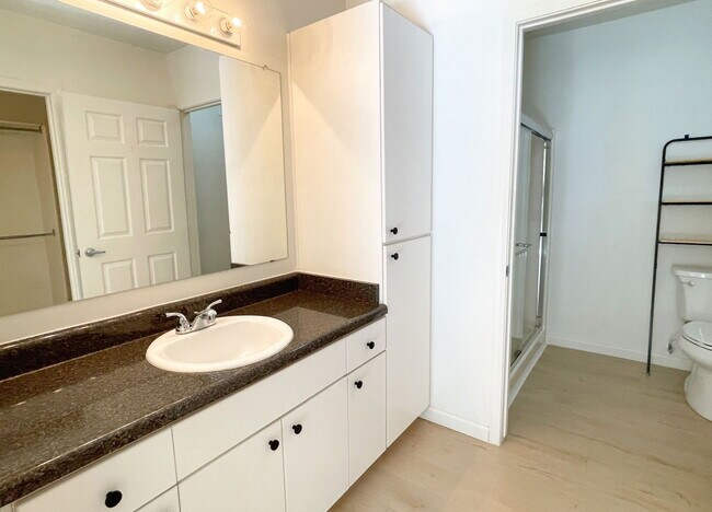 Building Photo - 1295 N Ash St