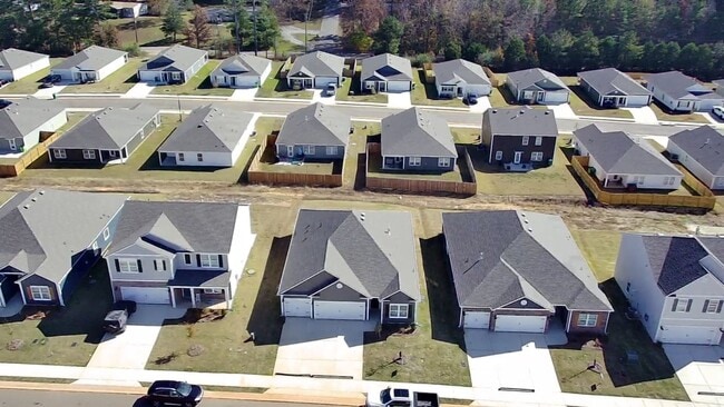 Building Photo - Springville Schools One Level 4 Bedroom / 3 Bathroom/ 3 Car Garage