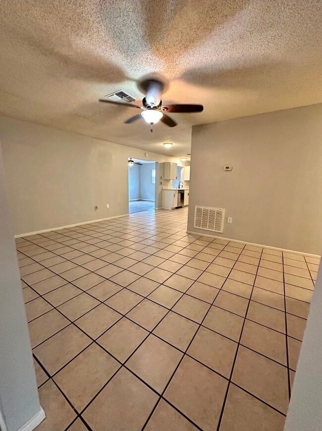 Building Photo - 3 bedroom 2 bathroom house fully fenced in...