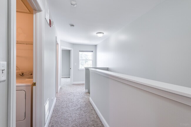 Building Photo - 806 Woodewind Dr