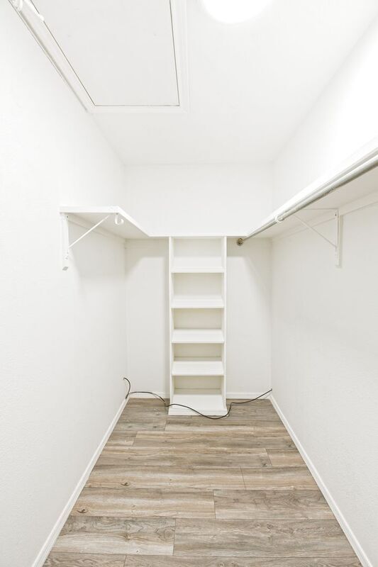 Building Photo - 10590 High Hollows Dr