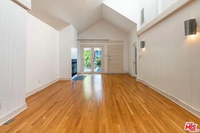 Building Photo - 721 Marine St