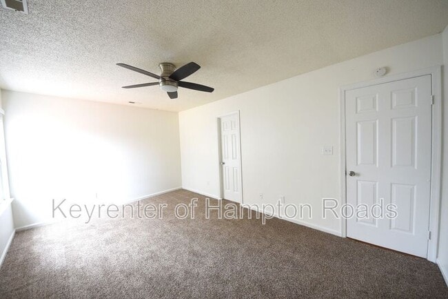 Building Photo - 192 S Hall Way