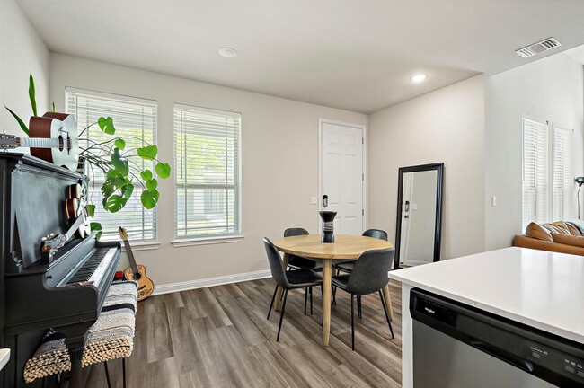 Building Photo - 8013 Lennon Dr