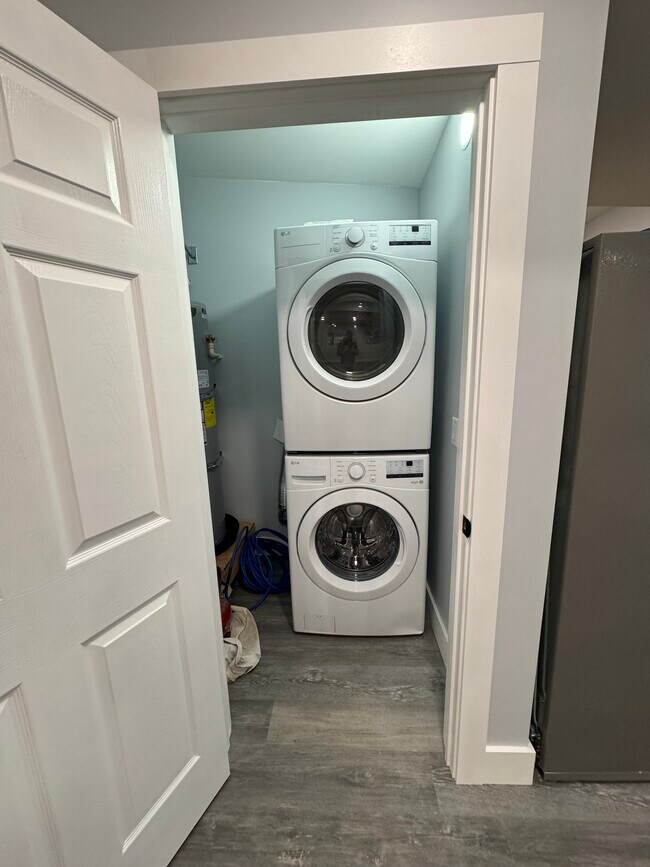 Building Photo - 611 Tangent St