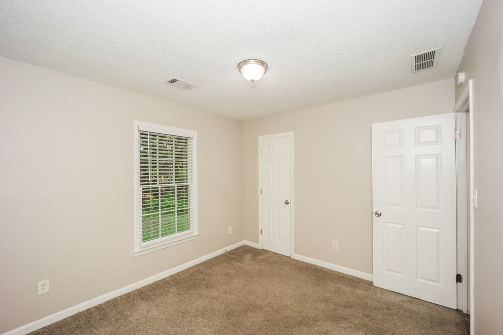 Building Photo - 10916 Clearwater Dr