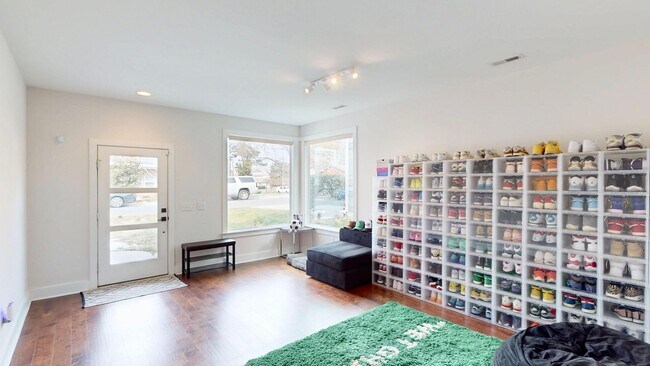 Building Photo - 1220 Lomax Ave