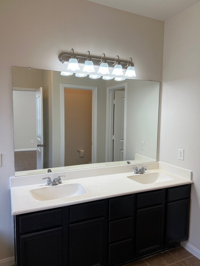 Building Photo - 1238 S Maple Dr