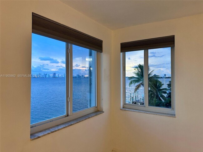 Building Photo - 1790 S Treasure Dr