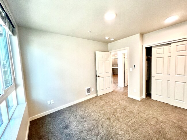 Building Photo - 2330 Yakima Ct