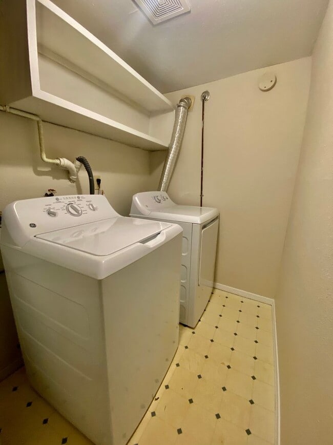Building Photo - 4Bd/1Ba Seattle Condo