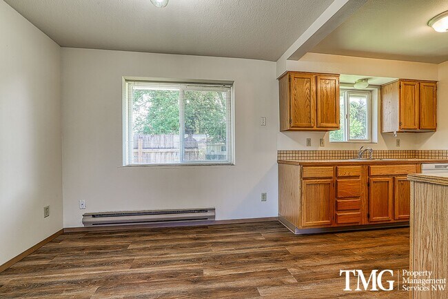Building Photo - 2 Bedroom Duplex W/ attached garage in Was...