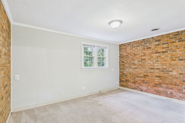 Building Photo - Large Home in Guilford Hills, Hardwood Flo...