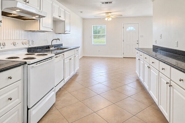 Building Photo - 1805 Bayou Homes Dr