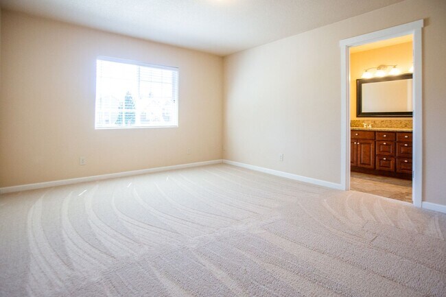 Building Photo - 4 Bedroom Oregon City with Large Bonus Roo...