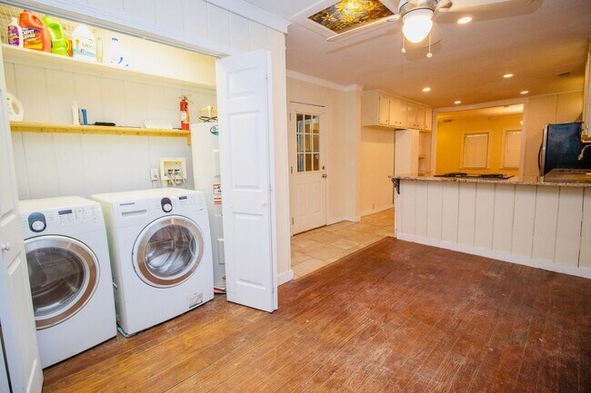 Building Photo - 3 Bedroom, 2 Bathroom in the Forest Acres Area - Available July 2026!