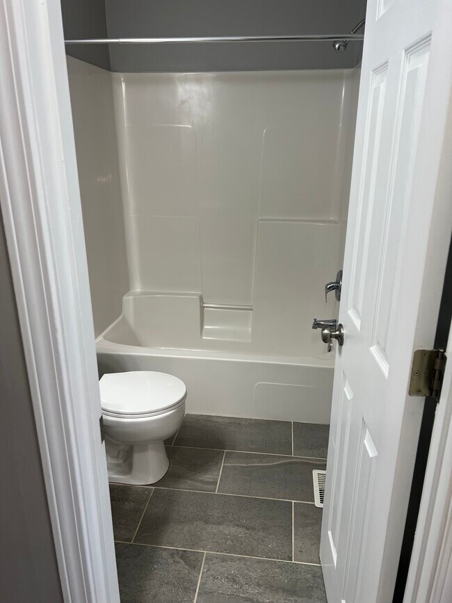 Building Photo - 160 Commons Dr