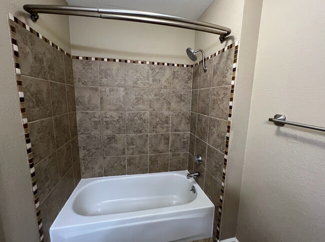Building Photo - Spacious 3 Bed 2 Bath Condo Located in Desirable Mountain View Location