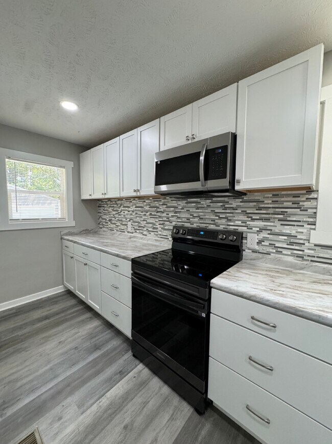 Building Photo - 951 N Bradley Ave