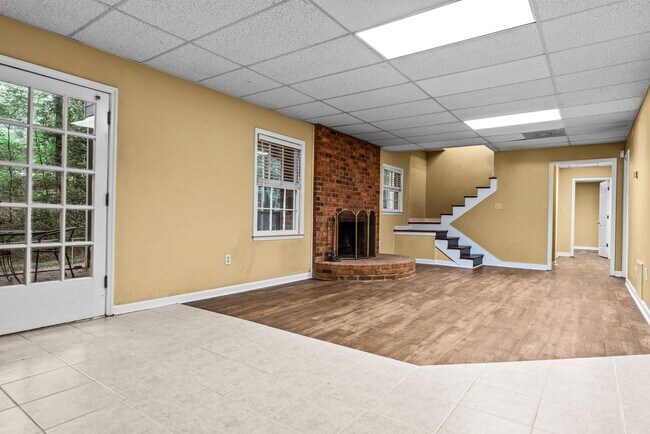 Building Photo - Prime Time Normal Town Living Home!