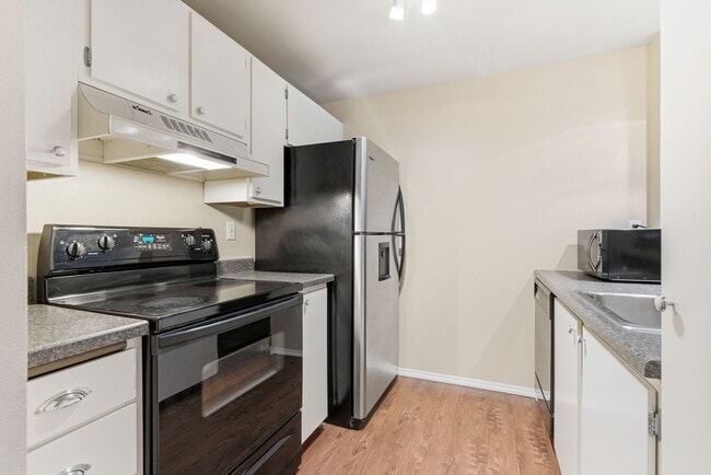 Building Photo - 6121 E 6th Ave