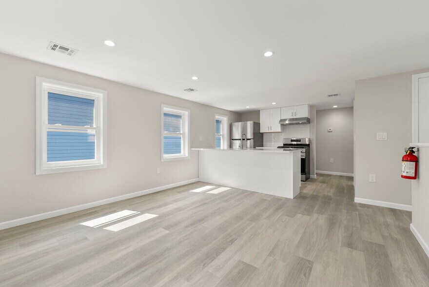 Primary Photo - 30 New St